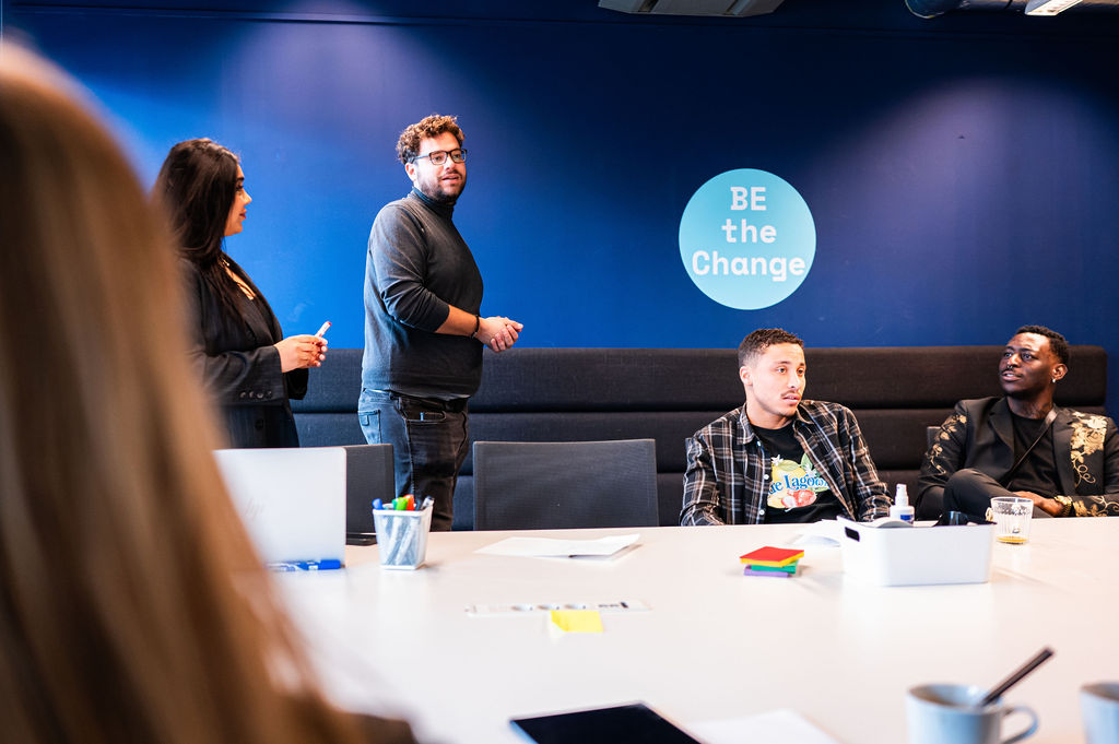 Stand-up met collega's op kantoor